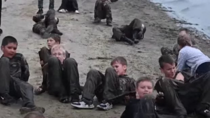 Copii ruși antrenați militar cu arme reale într-o tabără de vară controversată. Tinerii mânuiesc AK-47 și grenade I VIDEO