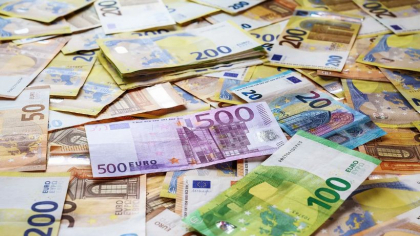Peste 100.000 de euro confiscați, în urma unor percheziții în dosarul privind obținerea de acte de identitate românești false
