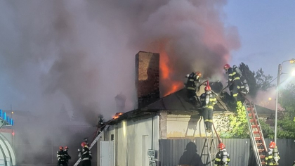 Casă din Sectorul 5, cuprinsă de un incendiu puternic. Două persoane au ajuns la spital cu arsuri