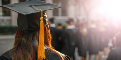 Povestea femeii de 73 de ani din Sfântu Gheorghe care a absolvit facultatea, iar acum își dă licența. „Lucrarea tratează relația dintre oameni și urși”