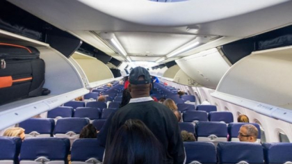 A atacat stewardesa cu o lingură ruptă și a vrut să deschidă ușa avionului în timpul zborului. Acum, vrea acasă la mama