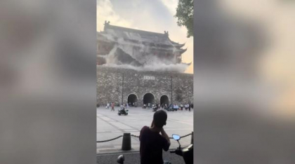 VIDEO Turiștii fug speriați după ce un turn chinezesc vechi de 600 de ani începe să se prăbușească. Fusese restaurat recent