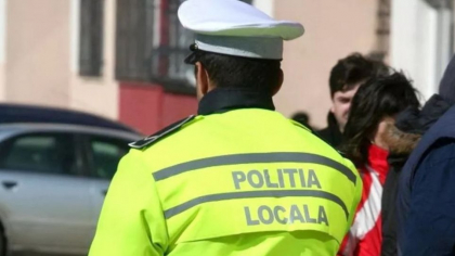 Un sofer a trecut intenționat cu roata peste piciorul unui polițist local, după ce a staționat ilegal cu mașina pe trotuar