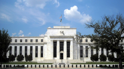 Fed menține rata dobânzii neschimbată, invocând efectele necunoscute ale tarifelor impuse de Trump