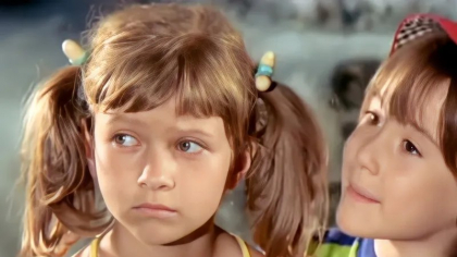Recunoști fetița drăguță din imagine? A jucat într-un film legendar, însă a avut un destin crunt. A fost răpită de un deținut și a murit la 34 de ani