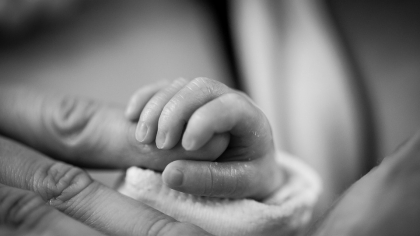 Un nou-născut a fost găsit mort într-o mașină de spălat. Mama acestuia a fost internată forțat în spital