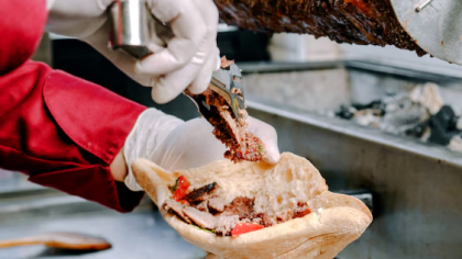 Un bucureștean a comandat kebab de 225 de ori în ultimele 12 luni. Cât comandă românii într-un an și ce preferințe au