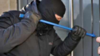 Jaf la o bijuterie din Timișoara. Un bărbat a sărit peste vitrine și a atacat vânzătoarea