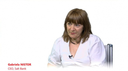 ZF Live. Gabriela Nistor, Salt Bank: Avem deja RCA disponibil pentru clienţi. Din septembrie vom lansa în septembrie partea de investiţii, iar clienţii vor putea cumpăra acţiuni şi ETF-uri de pe burse din Europa şi America. Ţinta de final de an este să atingem peste 700.000 de clienţi, să lansăm produse noi, precum partea de investiţii, şi să creăm tracţiune