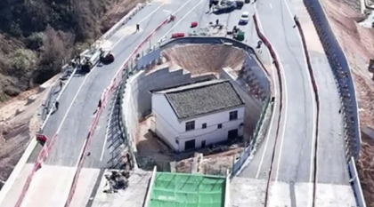 Casa pe care autoritățile n-au putut-o demola: Un bărbat a trăit ani la rând în mijlocul unei autostrăzi