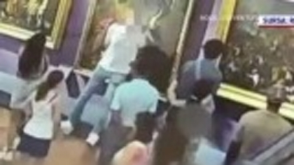 Un turist a rupt o pictură de secol 18 la un muzeu din Florența când și-a făcut un selfie | VIDEO