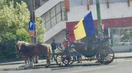 Fluturând drapelul, un bărbat a ieșit la plimbare cu căruța în centru, în Arad. Poliția l-a văzut și l-a amendat