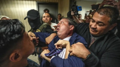 Candidat la Primăria New Yorkului, încătușat în acțiunile antimigrație comandate de Trump ”Nu aveţi autoritatea să arestaţi un cetăţean american. Eu nu obstrucţionez pe nimeni” VIDEO