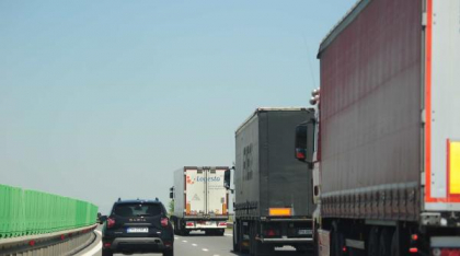 Guvernul lovește „cu manta” în prețurile alimentelor, suprataxând transporturile 