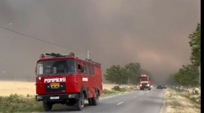 Imagini apocaliptice în Bihor. Un incendiu imens amenință drumul între două localități, alimentat de vântul ce suflă cu 90 km/h
