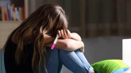 Șase adolescente însărcinate într-o comună din Maramureș, dintre care trei au absolvit doar clasa a VII-a. Zece nașteri din mame minore în 2024