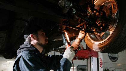 Un bărbat din Ilfov, trimis în judecată după ce a păcălit mai multe persoane cu reparații la mașini de lux. Ce au descoperit anchetatorii la service-ul auto