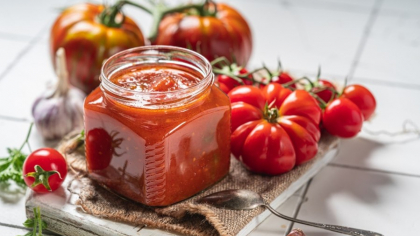 Rețeta delicioasă pe care o vom putea pregăti în mai puțin de o oră! Cum facem rapid șnițele cu sos de roșii și mozzarella