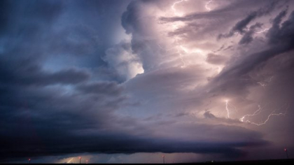 Cod roșu de furtuni extins în 10 județe din țară. Meteorologii ANM anunță ploi de până la 50 l/mp și vânt de peste 100 km/h