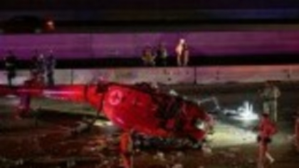 Momentul în care un elicopter medical se prăbuşește pe o autostradă din SUA. Trei oameni se află în stare critică | VIDEO