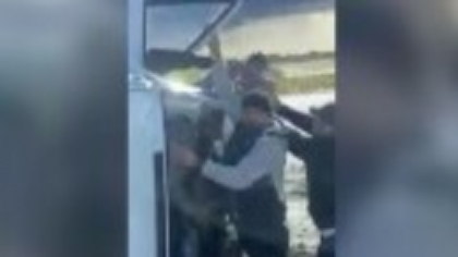 O familie cu trei copii a scăpat ca prin minune după ce microbuzul lor s-a răsturnat pe un drum acoperit cu grindină