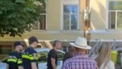 Un individ care a amenințat că va omorî mii de persoane, inclusiv parlamentari, adus la audieri de polițiștii din Ilfov