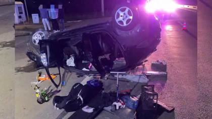 Un tânăr a provocat un accident cu trei victime și a fugit. Polițiștii l-au găsit și l-au reținut. Rezultat pozitiv la alcool și droguri