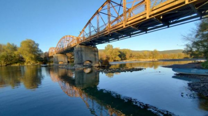 Un pod istoric stă să cadă. Pilonii și structura metalică s-au degradat, camioanele trec în continuare pe acolo