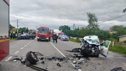 Neamț: O persoană încarcerată în urma unui accident între trei mașini