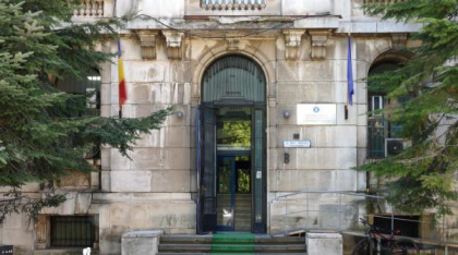 Mai mulţi bolnavi au fost ţinuţi ore în şir, în soare, în faţa DGASPC Mehedinţi. Ministerul Muncii a format o celulă de criză