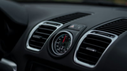 Sfaturile specialiștilor de la RAR pentru climatizarea auto pe timpul verii. Cât costă reumplerea cu freon
