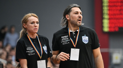 În plină criză bugetară, CSM București îl readuce pe Adrian Vasile, antrenorul demis anul trecut din cauza performanțelor slabe. Fanii, revoltați: „L-ati ținut în vacanță un an pe bani buni și acum îl aduceți înapoi”