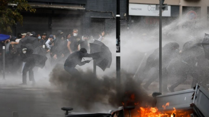Proteste uriașe în Franța! Sute de mii de oameni se revoltă împotriva măsurilor bugetare. „Mătura” a devenit simbolul furiei