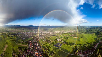 Curcubeu circular spectaculos, surprins în orașul Brad. Ce semnificație are acest fenomen rar