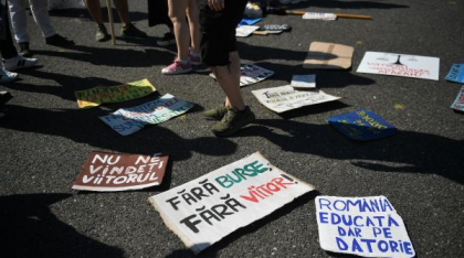 Studenții protestează față de reducerea fondurilor pentru burse. Ministrul Daniel David: „Dacă aş fi în locul lor, şi eu aş protesta”