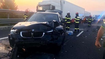 Carambol pe A1 cu șase victime, printre care doi copii. Trei mașini şi un TIR s-au ciocnit violent