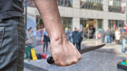 Femeie înjunghiată pe stradă, în Capitală. Agresorul a urmărit-o după ce a coborât din autobuz și a atacat-o din senin