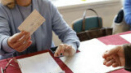 Un băcăuan s-a ales cu dosar penal după ce a ieșit din cabina de vot. Gestul l-a costat scump