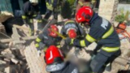 Peretele unei case din Câmpina a căzut peste doi bărbaţi. Una dintre victime a fost acoperită complet de dărâmături