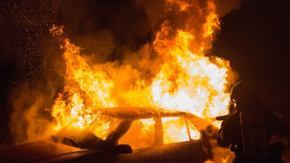 Bărbat arestat preventiv după ce a incendiat trei mașini parcate pe o stradă din Constanța