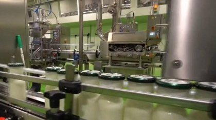 Tot mai multe lactate ultra-procesate pe rafturile magazinelor. Un brand românesc readuce gustul autentic al laptelui