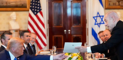 Netanyahu i-a oferit lui Donald Trump un cadou simbolic, în timpul unei cine la Casa Albă: „Venind de la tine, acest lucru este foarte însemnat”