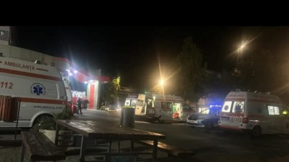 Nouă persoane rănite, după ce o mașină a intrat într-o terasă, în Olt