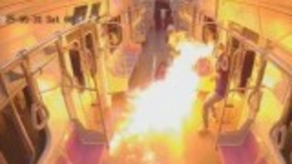 Momentul în care un bărbat aruncă benzină și dă foc unui vagon de metrou din Seul. 21 de persoane au ajuns la spital | VIDEO
