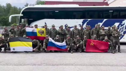Imaginea care arată ghiveciul cu de toate din capul rușilor și ambițiile imperiale ale regimului Putin. Secretul steagurilor afișate de soldații care au revenit acasă din Ucraina