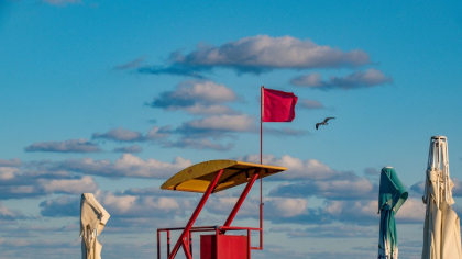 Steag roșu ignorat pe litoral: un turist a fost scos inconștient din apă la Mamaia