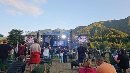 Reportaj ZF. Cum a reuşit Brezoiul, un mic oraşel montan, să se transforme dintr-un oraş de tranzit într-unul turistic? „Sunt 5.000 de locuitori în Brezoi şi localităţile care aparţin de oraş, populaţia este depăşită de două-trei ori numeric la festivalurile mari. Businessurile se organizează în funcţie de evenimente“