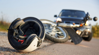 Un tânăr de 17 ani a murit după ce a intrat cu motocicleta într-o autospecială de poliţie aflată în misiune, dar care nu a oprit la Stop