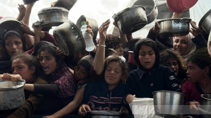 Situația umanitară din Gaza, din ce în ce mai gravă. Copiii caută mâncare în gunoaie