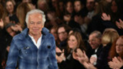 Ralph Lauren împlinește 86 de ani. Designerul a pornit de la cravate și a construit un imperiu global al eleganței. FOTO